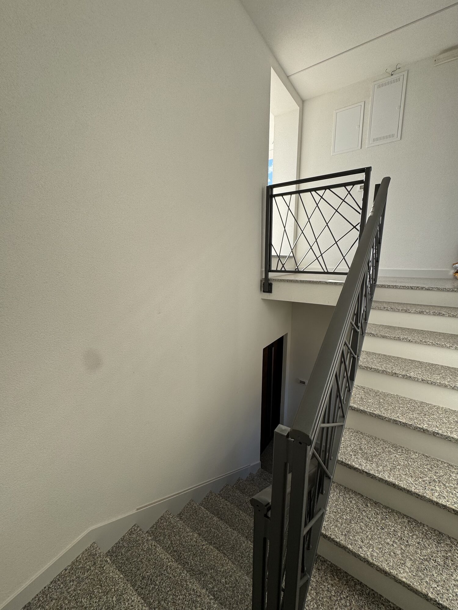 Staircase & Entrance — photo 2